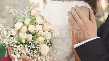 新娘手中的婚礼花束。 新郎抚摸新娘。 4K